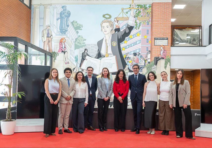 El ganador del reto y el estudiantado participante, en la entrega de premios con la vicerrectora de Formación Permanente, Transformación Docente y Empleo, la decana de la Facultat de Dret y el director de la oficina de Garrigues.